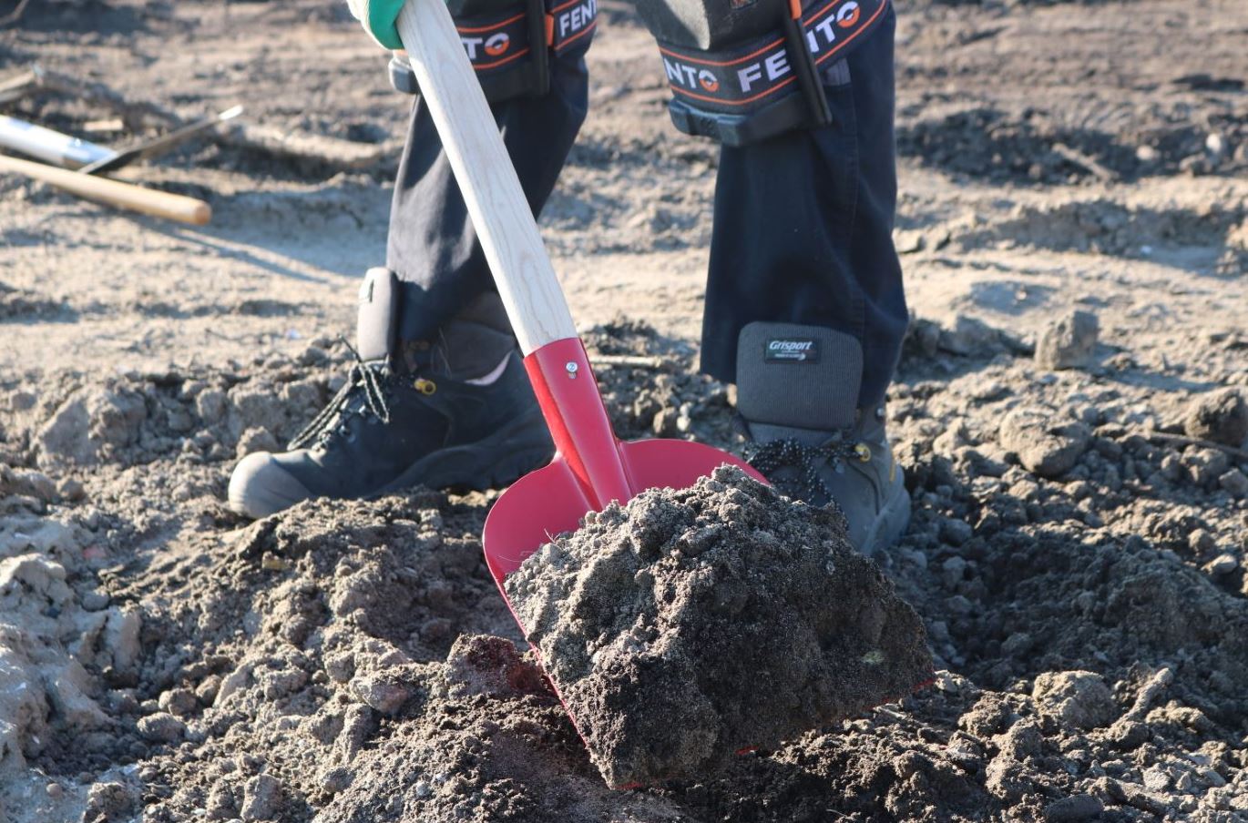 Betonschop ATLAS 1/2 0 rood, extra gehard, met ATLAS schopsteel 110 cm gebogen - Afbeelding 3