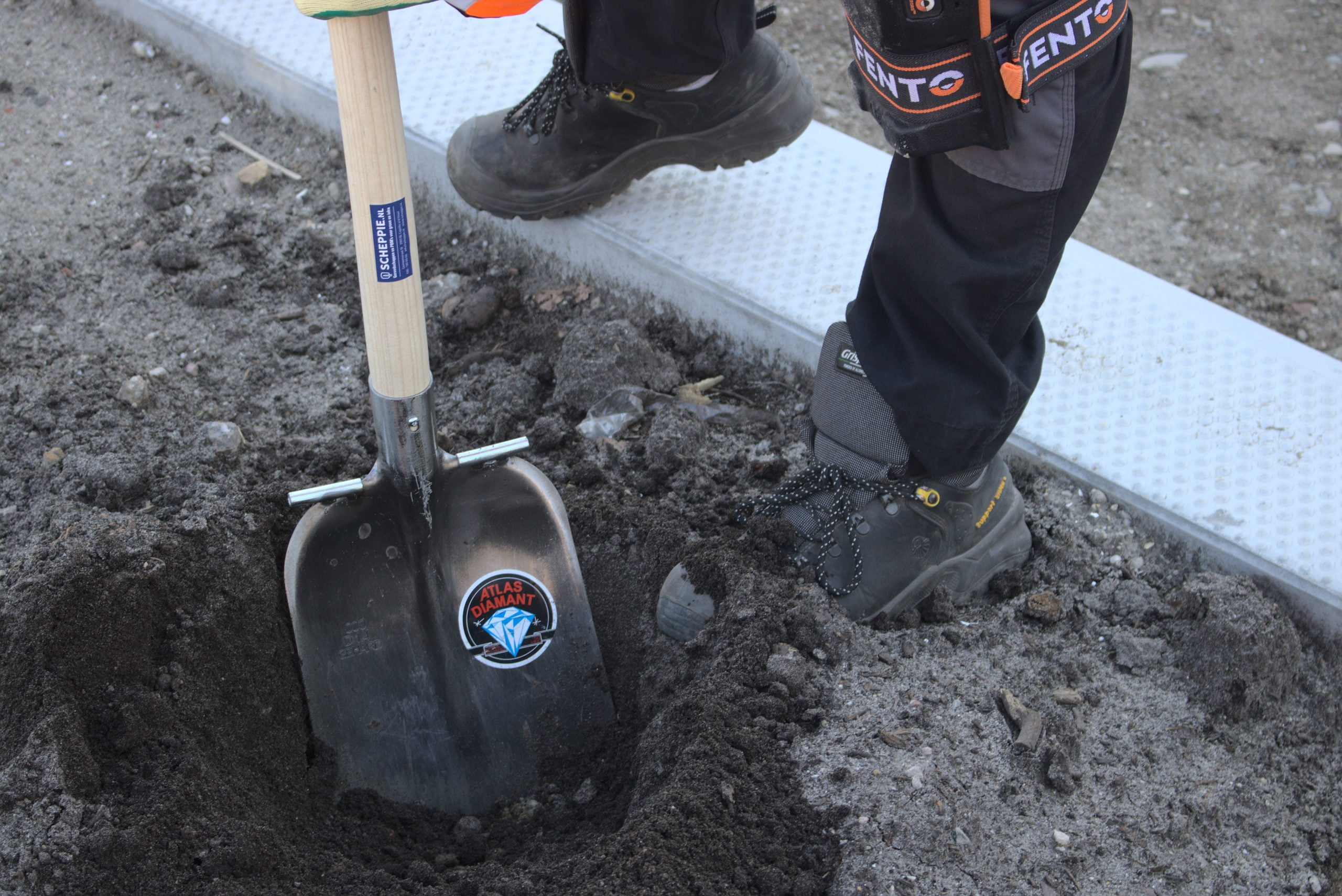 Steekbats ATLAS DIAMANT 1/4 000 gehard, gepolijst, RONDE OPSTAP, met ATLAS schopsteel 110 cm gebogen - Afbeelding 4